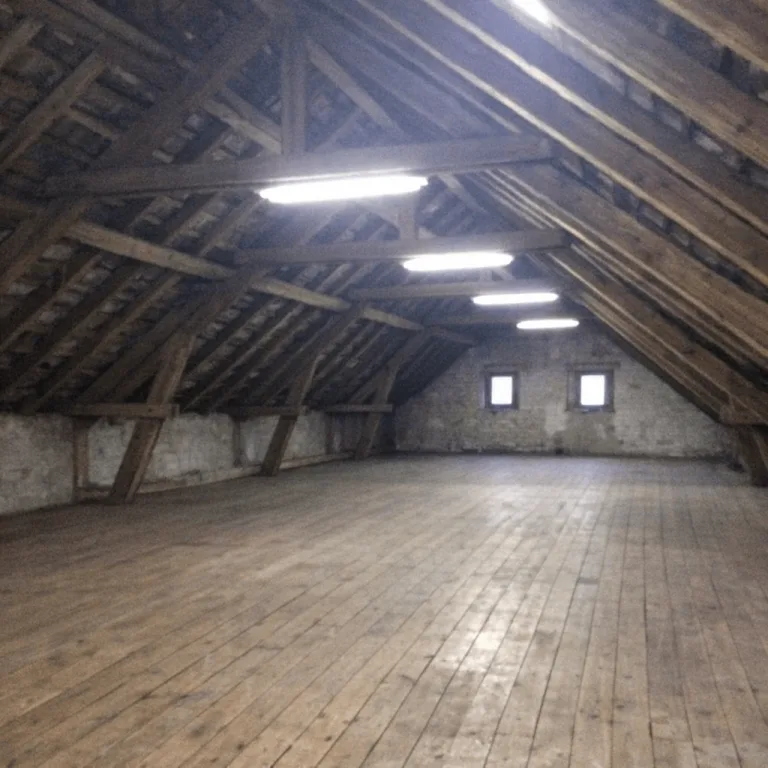 Leerer Dachboden mit gereinigten Holzdielen
