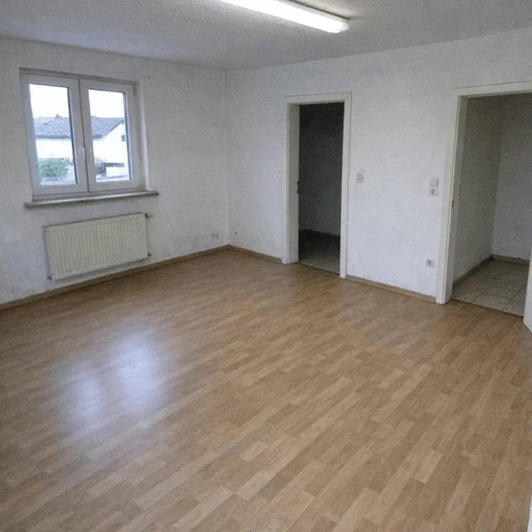 Leerer heller Raum nach erfolgreicher Demontage